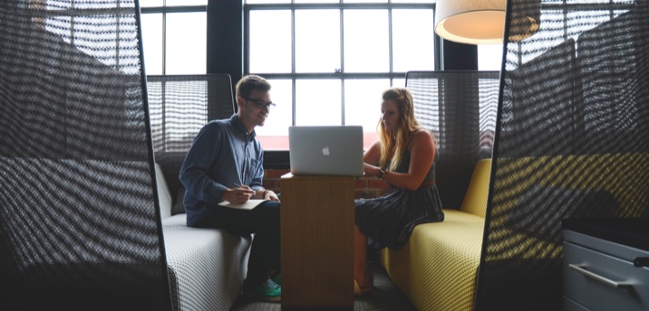 Online-Recruiting mit Recruiting-Services. Ein Mann und eine Frau, die zusammen an einem Laptop arbeiten